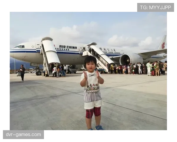 杨千霖一到机场像要拍大片，转身却戴着塑料拖鞋，这反差真让人笑抽